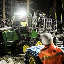 Hakkuilla tehdään nyt pitkää päivää. John Deere ja Stora Enso järjestivät työnäytöksen perjantai-iltana Joensuun Kukkolassa.