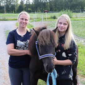 Ilona Rekilä (oik.) on saanut raviperheestä vaikutteita omaan kiinnostuksen kohteeseensa ja harrastukseensa eli poniraveihin. Vasemmalla Ilonan äiti Riina Rekilä.
