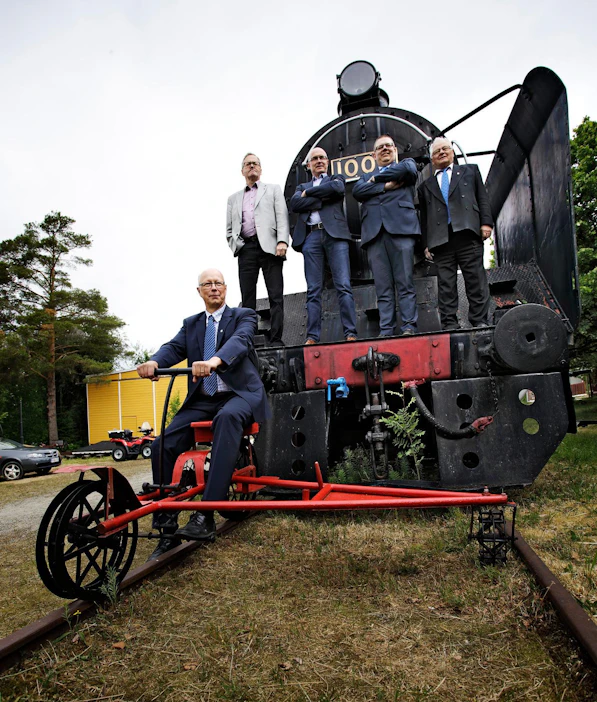 Haapamäen höyryveturipuisto Keuruulla avaa näkymiä kotimaisen raideliikenteen historiaan. Raideliikenteen merkitys korostuu uudelleen tulevaisuudessa, uskovat Keuruun kaupunginjohtaja Hannu Mars (edessä), kunnanjohtaja Eero Mattson Pomarkusta (takana vasemmalla), elinkeinojohtaja Marko Rajamäki Kankaanpäästä, Pori–Parkano–Haapamäki-ratatyöryhmän puheenjohtaja Pasi Viitasalo Parkanosta ja Keuruun kaupunginvaltuuston puheenjohtaja Lauri Oinonen (kesk.).