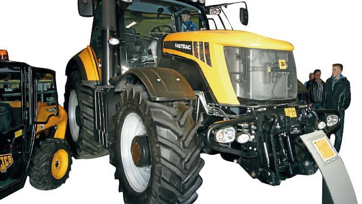 ”Traktorin näköinen” JCB 8000 -sarja liikkuu jatkossa AGCO:n Sisu Power SCR-moottoreiden voimin. 8,4-litraisten kuutosten tehot ovat mallikohtaisesti 208 ja 228 kW ja väännöt 1195 ja 1310 Nm. Portaaton voimansiirto tulee Fendtiltä. Molemmat akselit on erillisjousitettu ja kaikissa pyörissä on paineilma-avusteiset, lukkiutumattomat ABS-levyjarrut. JCB Agri Finland, Espoo. (HH)