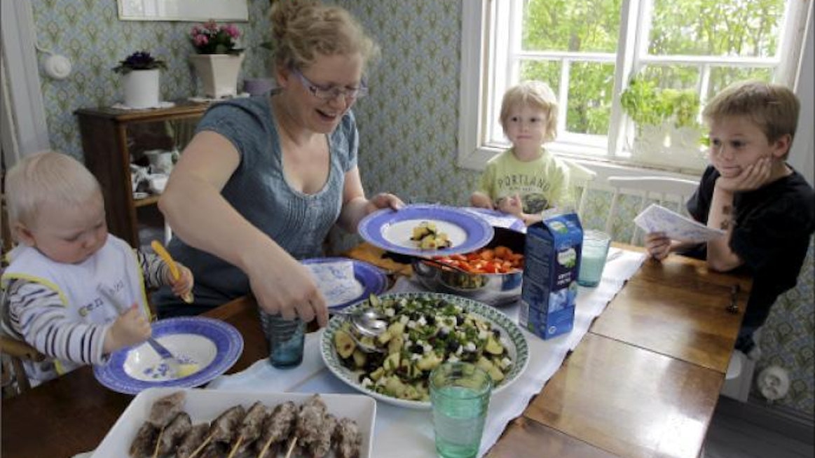 Päivä ruuan parissa sisältää monenlaisia valintoja ja kokemuksia, joista ruokapäiväkirjoissa voi kertoa.Eetu Hiltunen (edessä) ja Joonas Wottonen kokkaavat (ylhäällä). Toivo, äiti Nelli, Eliel ja Otto Salmensuu syövät lounasta. Jaana Kankaanpää