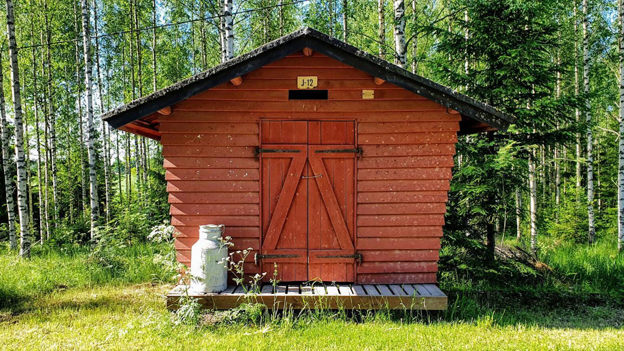 Maitolaiturit tunnetaan myös muissa Pohjoismaissa, Virossa ja muuallakin Euroopassa. Tällainen maitolaituri katselee ohikulkijoita Lappeenrannan Melkkolassa.