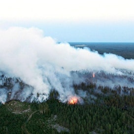 Kalajoella on tulessa yli 300 hehtaaria maastoa. Maastoa on palanut sunnuntaista saakka. LEHTIKUVA / GLENN HÄGG
