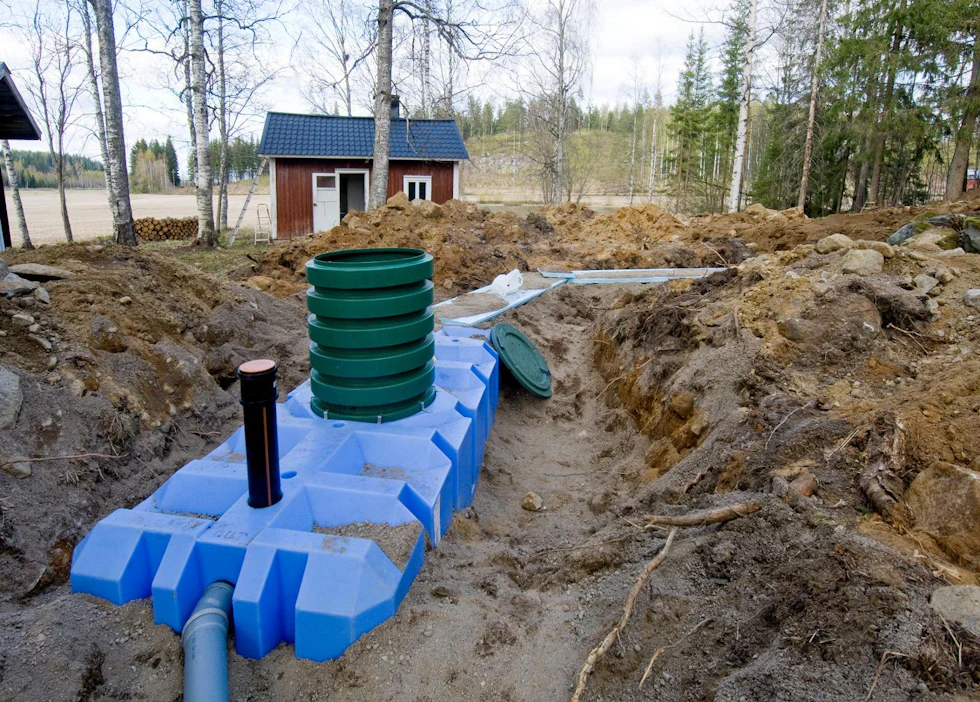 Kymmenettuhannet haja-asutusseuduilla asuvat tai mökkeilevät pääsevät toistaiseksi kuin koira veräjästä, vaikka eivät ole uusineet jätevesijärjestelmäänsä kuten sääntely edellyttää.