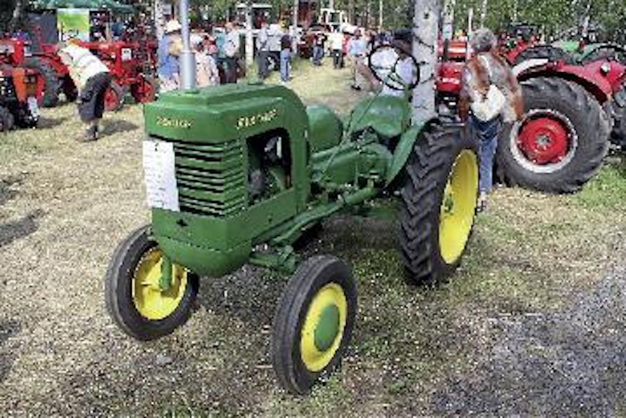 L-malli oli John Deeren vastine Ford-Fergusonille, Allis-Chalmers B:lle, Farmall A:lle, Case VA:lle ja muille 1930-luvun lopun amerikkalaisille pienviljelystraktoreille. L-Deere tuli markkinoille vuonna 1937. Ensimmäisissä 1 500 traktorissa oli vielä Hercules-moottori, mutta tässä vuoden 1940 L-mallissa on jo JD:n oma 2-sylinterinen 10 hv:n kone. John Deere L oli ensimmäinen pystysylintereillä ja kytkinpolkimella varustettu Jontikka, Suomeen niitä ei ole uutena tuotu yhtään kappaletta. (Oulainen)