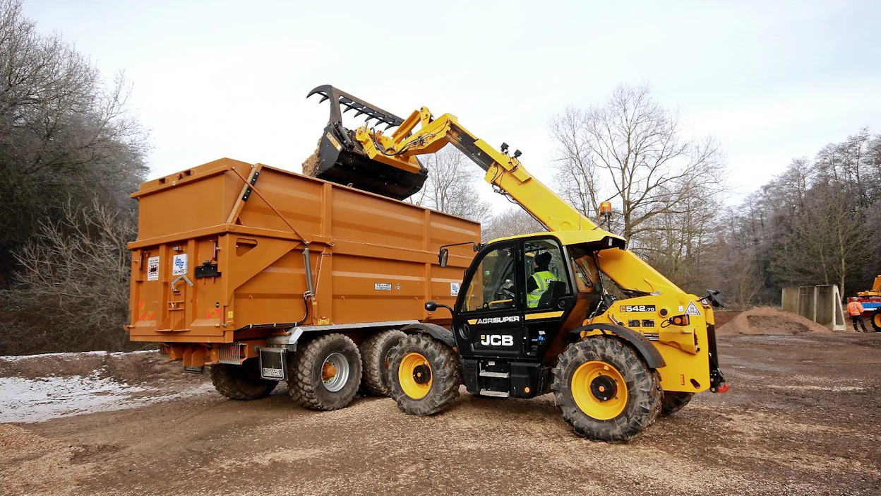 JCB:n uudet Loadall-kurottajat tunnistaa uudesta ohjaamosta, joka on aiempaa kookkaampi. Agri Super on toiseksi paras varustelutaso, ja sen mukana tulee aina 6-portainen powershift-vaihteisto. Nostokykyä on tullut useimpiin malleihin 100–200 kg lisää.