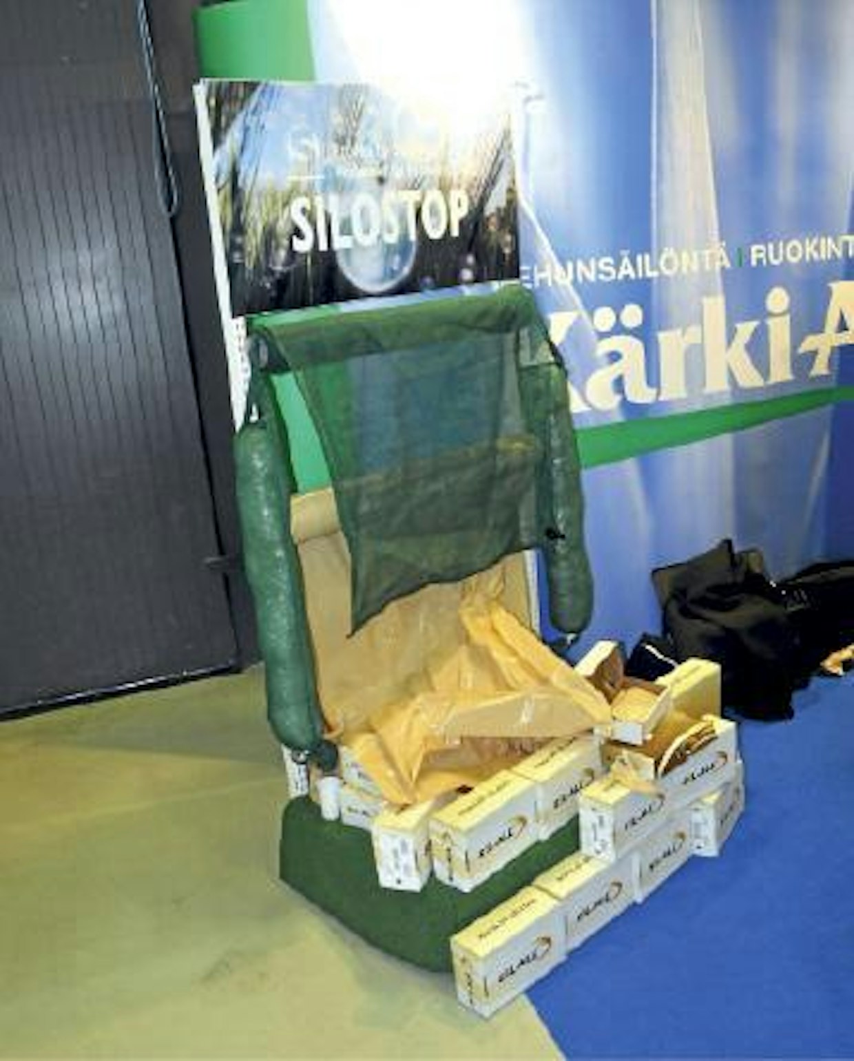 Kärki-Agrilla oli tarjolla uudentyyppistä siilomuovia. Vain 50 mikronin paksuisen muovin ilmoitetaan olevan happea läpäisemätön, minkä ansiosta pintarehun laatutappiot vähenevät. (SN)