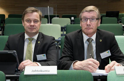 Pertti Hakanen (vas.) ja Aki Kaivola jättävät MTK:n johtokunnan vuoden lopussa.