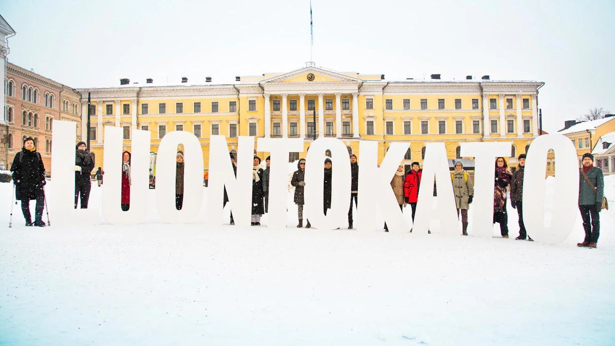 Valtioneuvoston linnan edessä Senaatintorilla järjestettiin torstaina ympäristöjärjestöjen mielenilmaus luonnonmetsien suojelun puolesta.