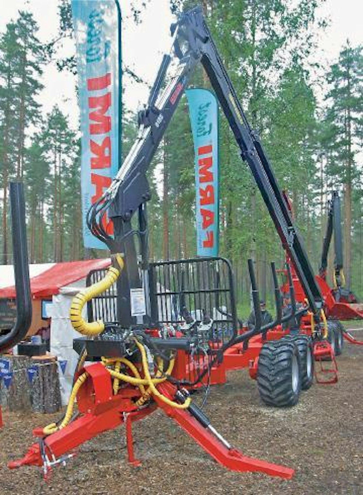 Farmi Profidriwe 12 -vaunuissa on oma, traktorin voimanoton käyttämä vakiopainehydrauliikka, jonka tuotto ohjataan sekä kuormaimelle että vetoon. Vaunun saa joko kaksi tai nelivetoisena, ensin mainitussa (12-2WD) napamoottorit ovat takapyörissä (vetovoima 23 kN) ja jälkimmäisessä (12-4WD) kaikissa pyörissä (51 kN). Kuormatilan poikkipinta-ala on 2,6 neliötä, kantavuus tyyppinumeron mukainen 12 tonnia ja omapaino 3700 kiloa. Rengasvaihtoehdot ovat 550/45-22.5 ja 600/50-22.5. Kuvan 12-2WD:ssä on Farmi HK6185 -kuormain, ulottuvuus 8,5 metriä ja nostovoima 1145 kg/4 m. Iisalmelaisen Farmi Forestin vaunuja ja kuormaimia saa New Holland ja Case IH -jälleenmyyjiltä. Farmi Forestin hakkurimallisto täydentyy CH160 mallista kehitetyllä CH180:llä, jonka luvataan tekevän hyvälaatuista polttohaketta myös oksaisesta materiaalista. Hakkureita myy K-maatalous. (HH)