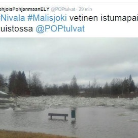 Pohjois-Pohjanmaan Nivalassa Malisjoki tulvii. Kuvakaappaus Pohjois-Pohjanmaan elykeskuksen Twitter-tililtä, joka seuraa tiiviisti tulvien kehittymistä.