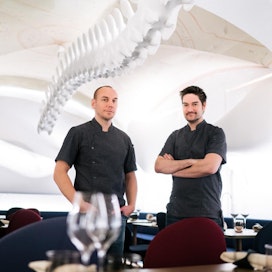 Tommi Tuominen (vas.) ja Henri Alén pokkasivat palkinnon tänä vuonna perustamalleen ravintolalle.