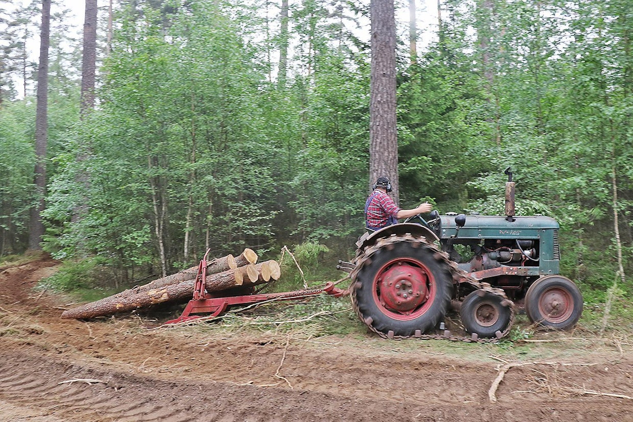 BM 230 Victor vuodelta 1958. Traktorissa on ÖSA:n valmistama puolitelavarustus. Kuljettajana Anders Karlsson, omistaja Anders Isaksson. (UO)