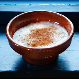 Muhallebi on turkkilainen riisijälkiruoka, joka nautitaan kanelin kera.