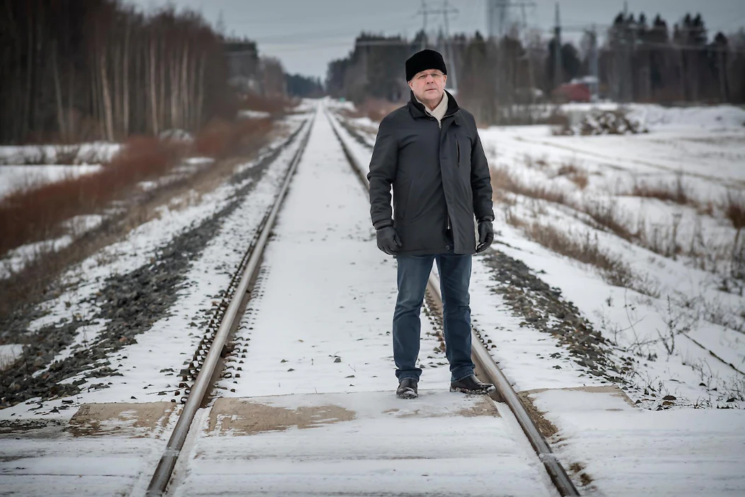 Jorma Vierula työskentelee Etelä-Pohjanmaan rautatieyhdistyksen toiminnanjohtajana. Yhdistyksen tavoitteena on säilyttää ja kehittää Suupohjan radan junaliikennettä.