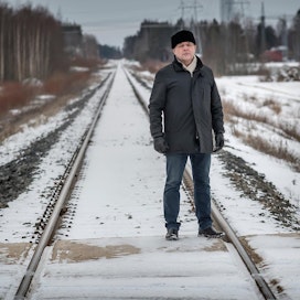 Jorma Vierula työskentelee Etelä-Pohjanmaan rautatieyhdistyksen toiminnanjohtajana. Yhdistyksen tavoitteena on säilyttää ja kehittää Suupohjan radan junaliikennettä.