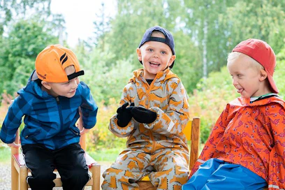 "Mie kerron vitsin: sika söi sipsin", kihertää 4-vuotias Vertti Sysiö (oikealla) ja saa 5-vuotiaat Viljami Pitkäsen ja Elmo Näreahon nauramaan päiväkoti Satakielen pihalla Parikkalassa.