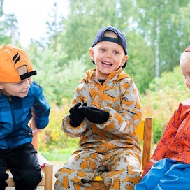 &quot;Mie kerron vitsin: sika söi sipsin&quot;, kihertää 4-vuotias Vertti Sysiö (oikealla) ja saa 5-vuotiaat Viljami Pitkäsen ja Elmo Näreahon nauramaan päiväkoti Satakielen pihalla Parikkalassa.