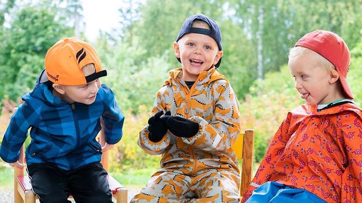"Mie kerron vitsin: sika söi sipsin", kihertää 4-vuotias Vertti Sysiö (oikealla) ja saa 5-vuotiaat Viljami Pitkäsen ja Elmo Näreahon nauramaan päiväkoti Satakielen pihalla Parikkalassa.