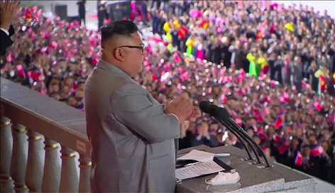 Kuvakaappaus pohjoiskorealaisen KCNA:n lähetyksestä, jossa Kim Jong-un pitää puhetta sotilasparaatia ennen Pjongjangissa.