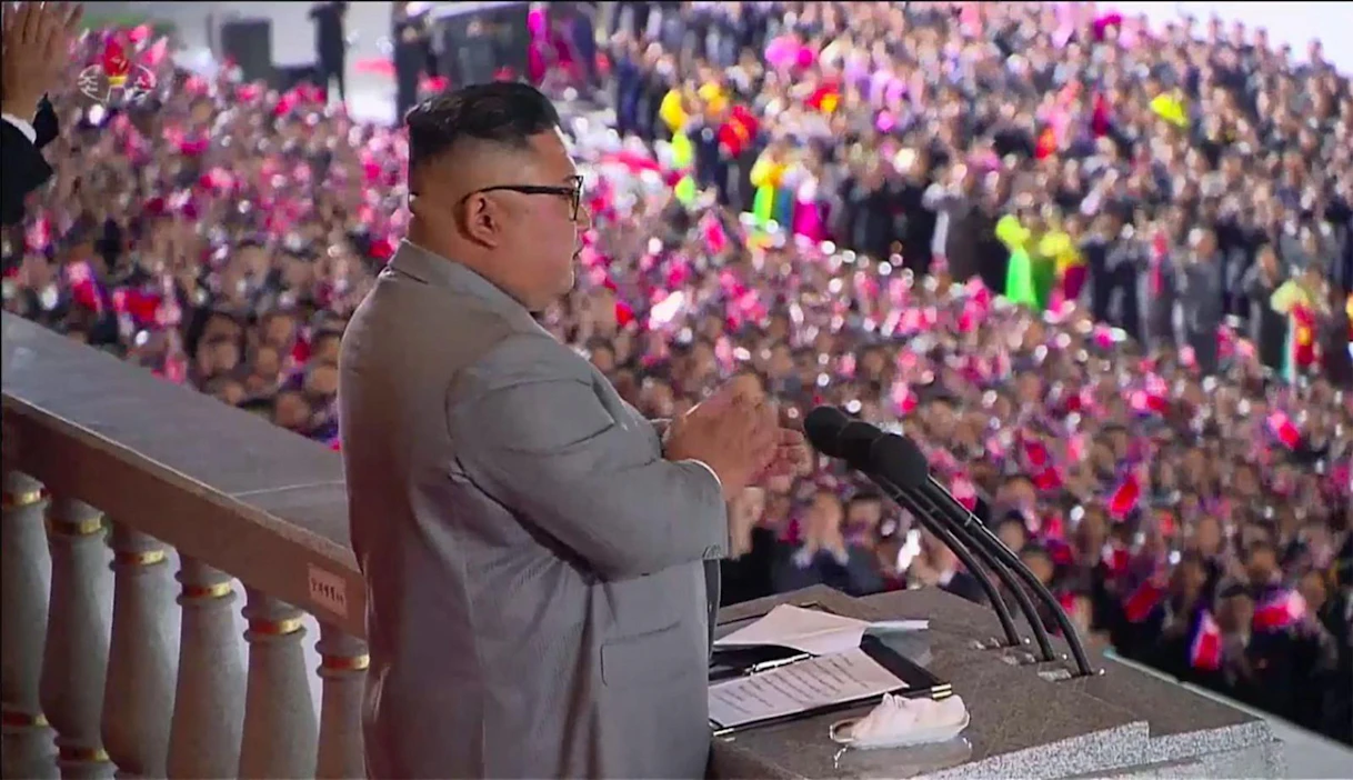 Kuvakaappaus pohjoiskorealaisen KCNA:n lähetyksestä, jossa Kim Jong-un pitää puhetta sotilasparaatia ennen Pjongjangissa.