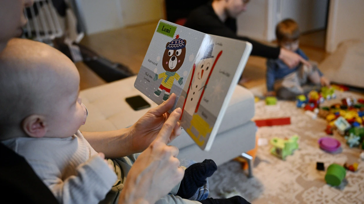 Kansainvälisten tutkimusten perusteella valtion ja julkisen hallinnon päätöksillä on tärkeä rooli lasta harkitseville. LEHTIKUVA / Antti Aimo-Koivisto.