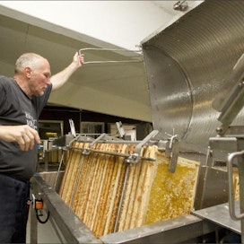 Mustialassa on linkoomo, jossa on erikokoisia hunajalinkoja. 64 kehää vetävää linkoa käyttää mehiläishoitaja Matti Mattila. Markku Vuorikari