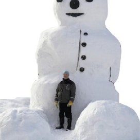 Minna TUUva Heinävaaralainen kirvesmies Taisto Peuhkurinen on tehnyt pihalleen komean lumiukon.