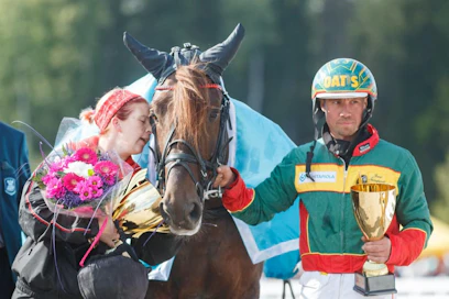 Derby-voittaja Landen Paukun kilpaura käsittää 14 kilpailua. Näistä ori on voittanut 13. Uran ensimmäinen tappio tuli viimeksi Torniossa, missä hevonen kehitti hienon kirin toiseksi uudella ennätystuloksella 22,8.