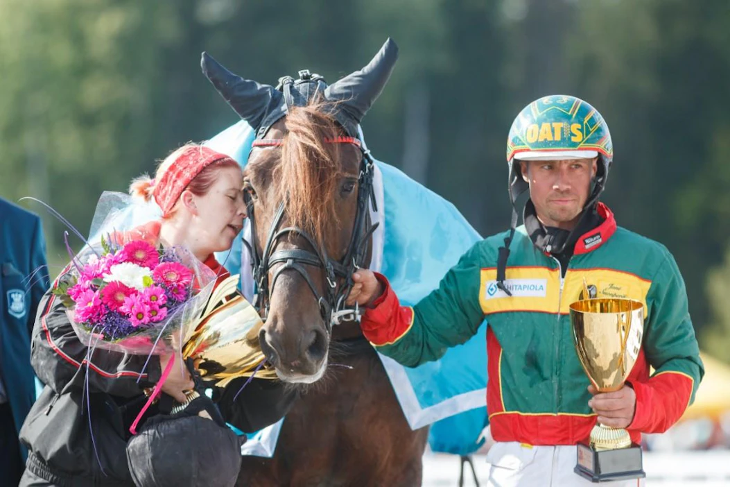Derby-voittaja Landen Paukun kilpaura käsittää 14 kilpailua. Näistä ori on voittanut 13. Uran ensimmäinen tappio tuli viimeksi Torniossa, missä hevonen kehitti hienon kirin toiseksi uudella ennätystuloksella 22,8.