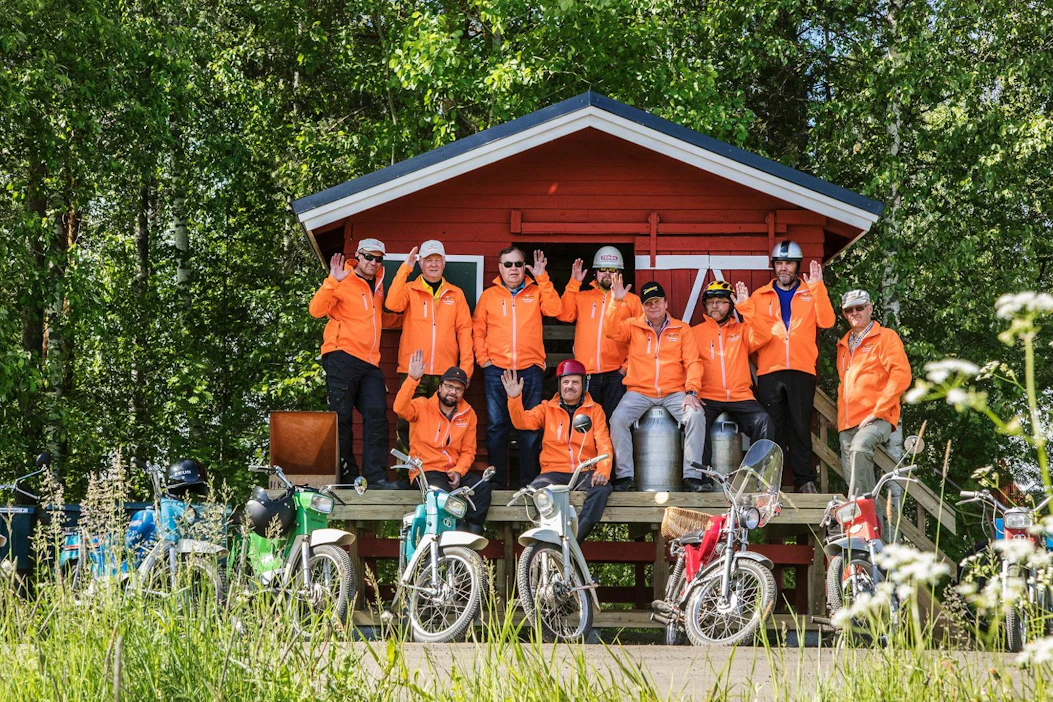 Suurimmalla osalla MC Varatulupan jäsenistä on pappatunturi. "Tämä on sellainen sateenkaarikerho, kaikki merkit kelpuutetaan mukaan", toimittajalle kerrotaan.