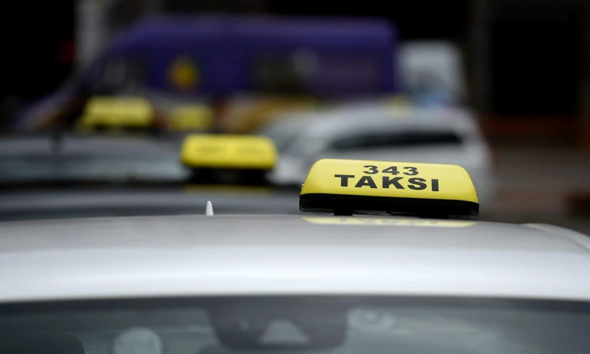 Helsingin seudun taksien tilausvälitysyhtiöiden mukaan tiistaina on näillä näkymin liikkeellä koko kalusto eli noin 1 300 taksia. LEHTIKUVA / Vesa Moilanen
