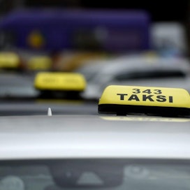 Helsingin seudun taksien tilausvälitysyhtiöiden mukaan tiistaina on näillä näkymin liikkeellä koko kalusto eli noin 1 300 taksia. LEHTIKUVA / Vesa Moilanen