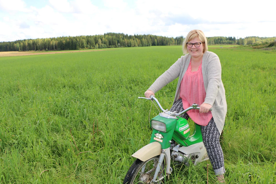 Minna Laiho on ajellut mopovanhuksella säästellen.