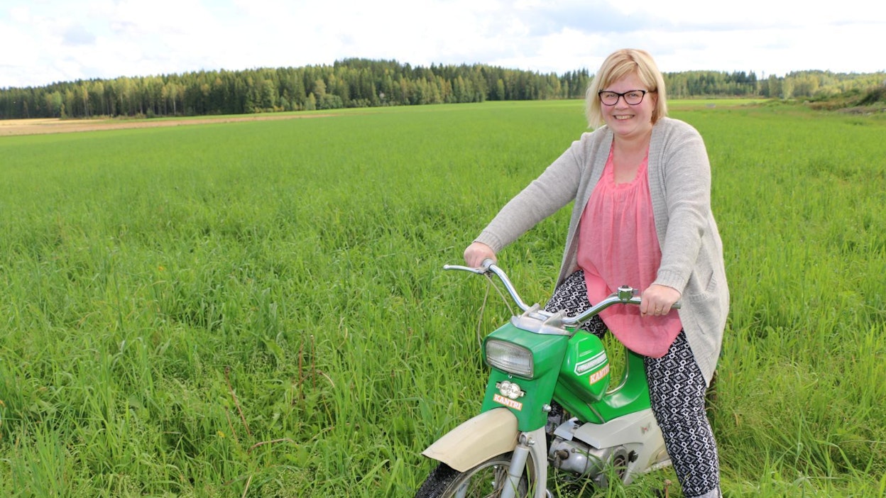 Minna Laiho on ajellut mopovanhuksella säästellen.