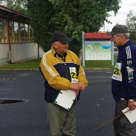 Paavo Kamppi (vas.) onnitteli Aleksi Järnstedtiä, joka juhli SM-kisoissa 82. syntymäpäiväänsä.
