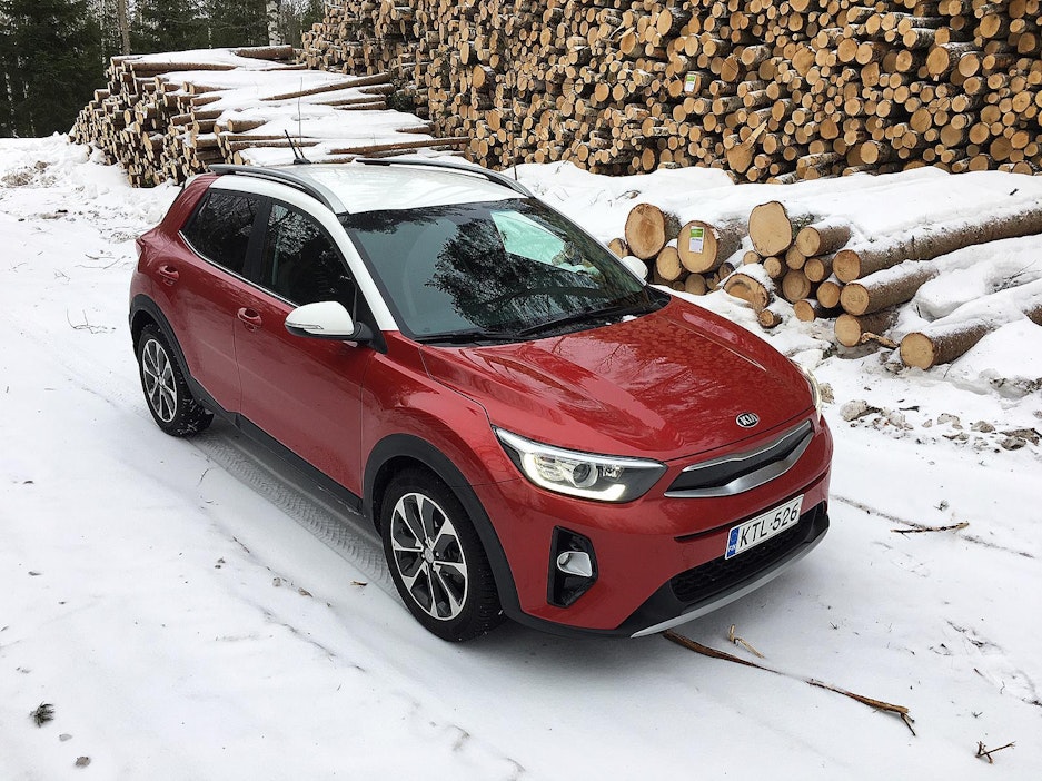Kia Stonicin 18 sentin maavara riittää metsäteilläkin.
