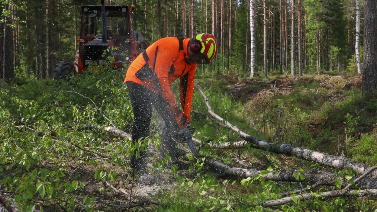 Jos akkusahan käyttökohteita taajama-alueen ulkopuolella miettii, erilaiset katkontatyöt mökkialueilla ja pihapiirissa ovat niiden ominta aluetta. Koska sahoissa ei ole bensaa, niiden kuljettaminen traktorin ohjaamossa ”apusahana” ei aiheuta paloriskiä – eikä bensankäryä kuljettajalle.