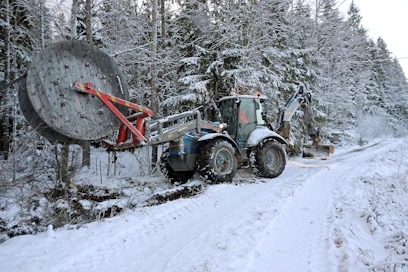 Maanrakennus T. Rajava Oy:llä on kaapeliurakoinnissa käytössään kotimaassa valmistettu Lännen 8800K, joka on 12,8 tonnin työpainollaan malliston suurin kone. Kaapeloinnin lisäksi konetta käytetään mm. rakennustyömailla.