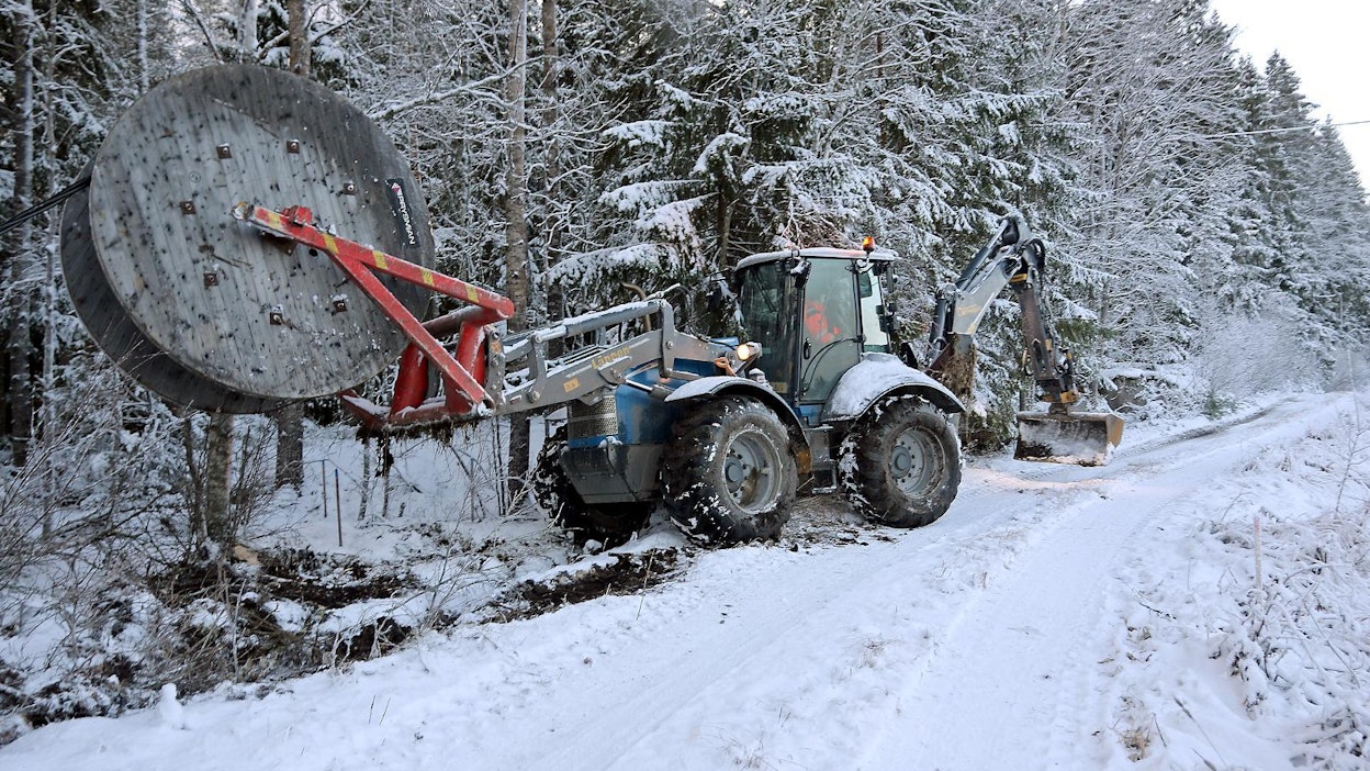 Maanrakennus T. Rajava Oy:llä on kaapeliurakoinnissa käytössään kotimaassa valmistettu Lännen 8800K, joka on 12,8 tonnin työpainollaan malliston suurin kone. Kaapeloinnin lisäksi konetta käytetään mm. rakennustyömailla.
