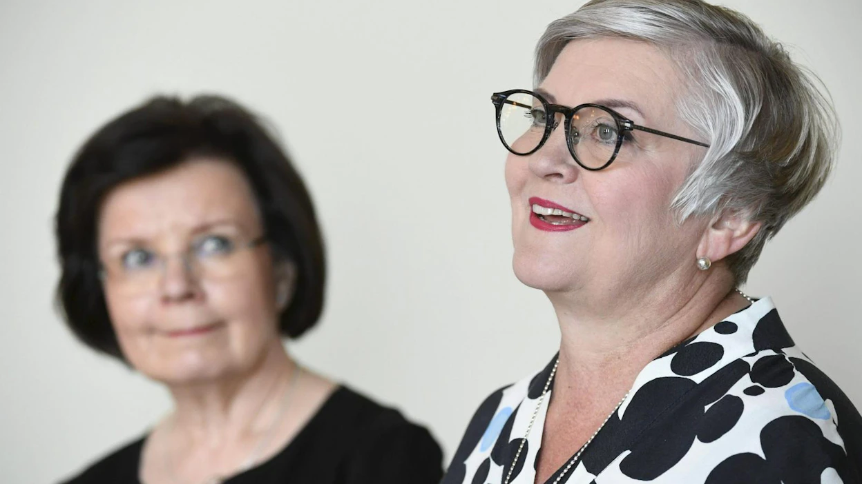 Eduskunnan puhemies Anu Vehviläinen (oik) ja eduskunnan pääsihteeri Maija-Leena Paavola kertoivat syksylle kaavailluista uudistuksista.