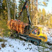 Sampo Rosenlewin uusi FR28-kuormatraktori tulee markkinoille kokoluokkaan, joka sopii erilaisiin harvennushakkuiden lähikuljetuksiin. Koneviesti kokeili viikon ajan konetta ensiharvennuksella varsin vaikeissa ja kivisissä maastoissa.