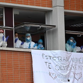 Espanja on yksi koronaviruskriisistä pahiten kärsineistä maista. Kuvassa terveydenhuollon työntekijät muistavat koronavirukseen kuollutta kollegaansa. LEHTIKUVA/AFP