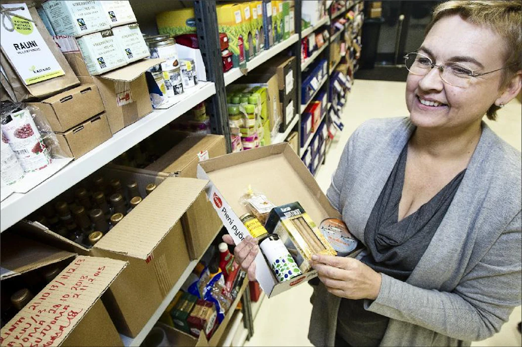 Yrittäjä Anu Peltola keräilee suomalaisia tuotteita toimitettavaksi maailmalle. Kari Salonen