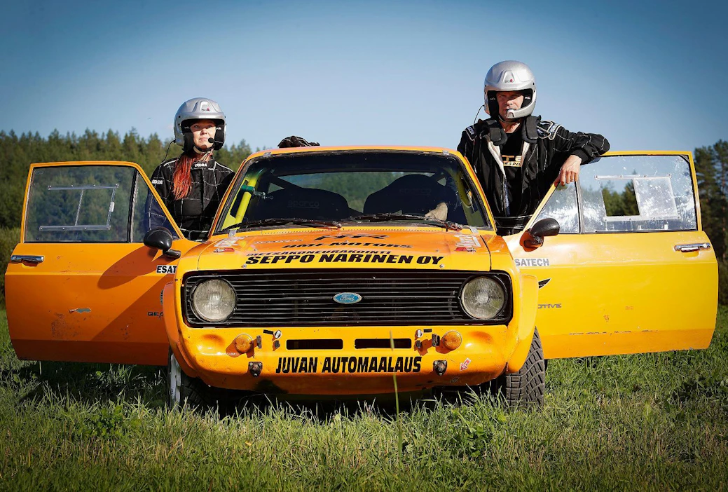 Asikaisten rallipariskunnan työnjako on selvä. Sari lukee karttaa ja Kalle ajaa. Paikkoja ei ole vaihdettu.