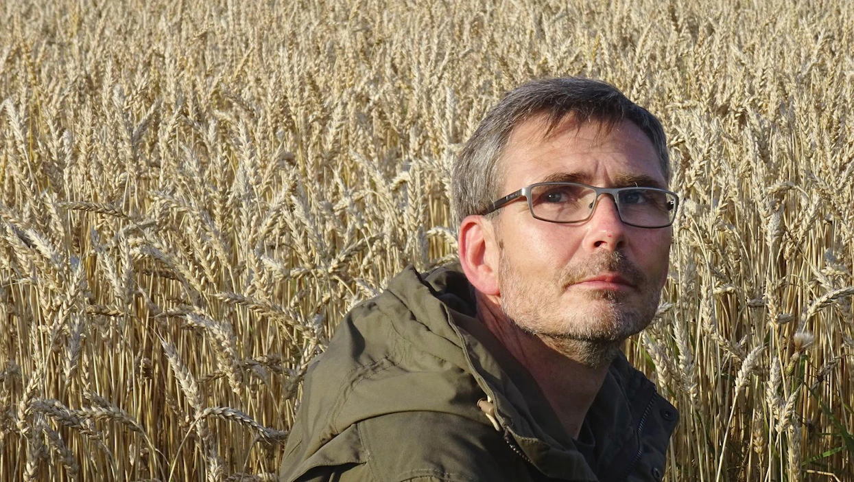 Valokuvaaja, toimittaja ja tietokirjailija Lasse Kylänpää on seurannut pikkulintuja lapsesta asti. Syntymäkoti oli keskellä peltoaukeaa.