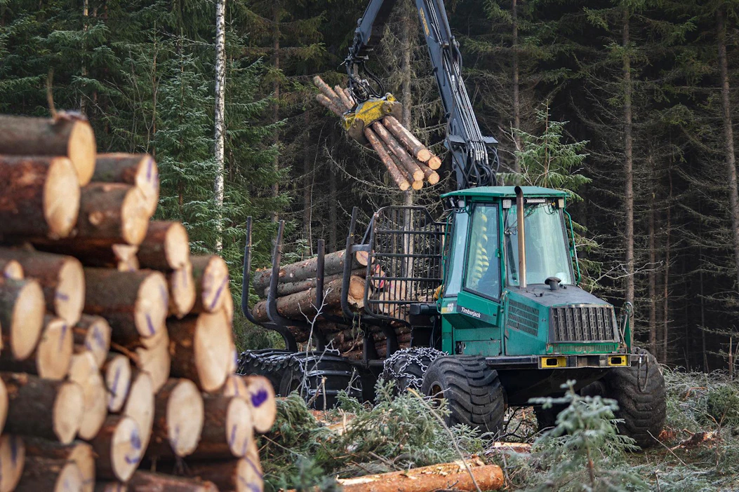Metsäteollisuus ry:n jäsenyritykset ovat ostaneet tänä vuonna yksityismetsistä puuta 27,1 miljoonaa kuutiometriä, mikä on seitsemän prosenttia viime vuoden vastaavan ajankohdan määrää vähemmän