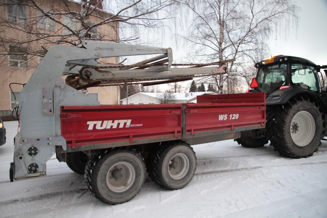 Kärryä täytettäessä kuljetin nostetaan ylös vaakatasoon, ja hiekka lastataan kuljettimen läpi. Hiekoittaessa laite lasketaan kasan päälle. Seuraavassa kehitysversiossa on mahdollista, että kehikko nousisi pystyasentoon.