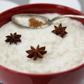 Ilmassa leijuva riisipuuron ja kanelin tuoksu on helppo tapa tuoda joulu kotiin. Jos epäilet kokkaustaitojasi, voit käyttää puuroon pohjaan palamatonta maitoa.