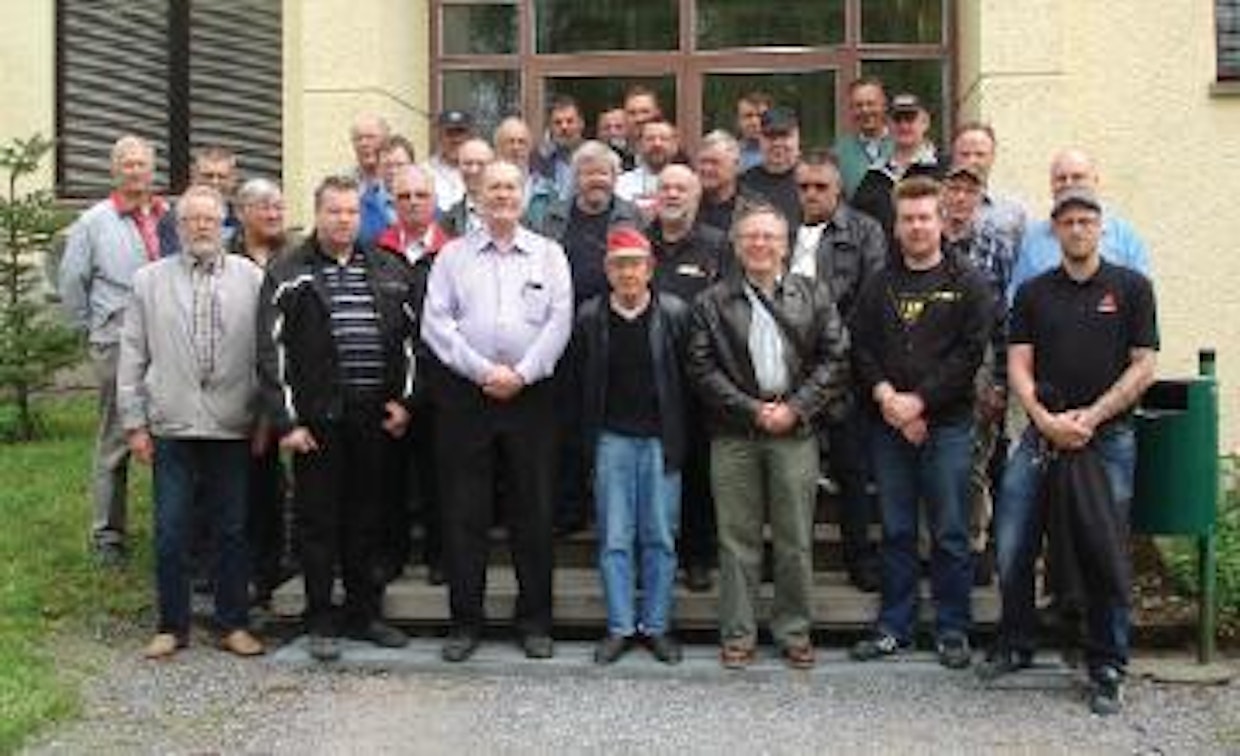 Kerholaisia ekskursiolla AGCO Powerin tehtaalla Linnavuoressa keväällä 2012.